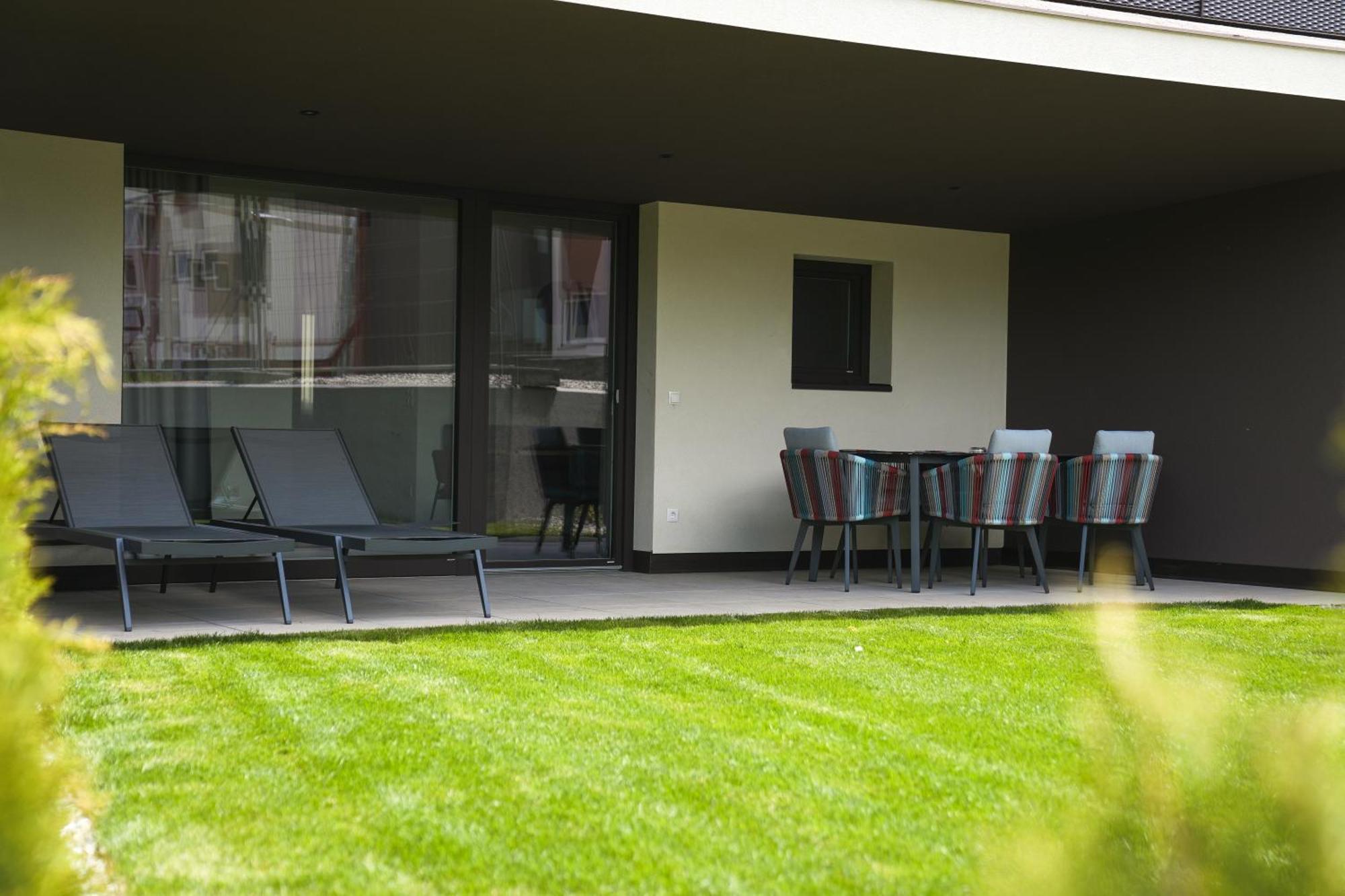 Residence Montani Laces Bagian luar foto