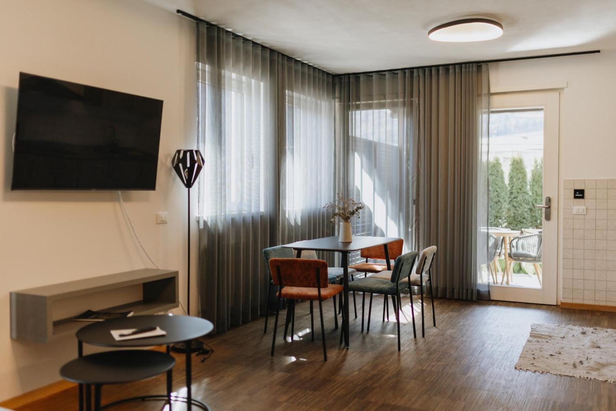 Residence Montani Laces Bagian luar foto
